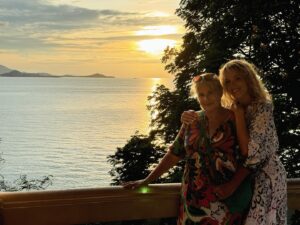 Élodie Fontan Instagram - C’est aussi grâce à eux que la Thaïlande c’est si bien … ❤️ #VacancesEnFamille #tournage #Marsupilami