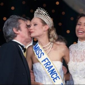 Élodie Gossuin Instagram - Mr Alain Delon, mon président de Miss France, notre guépard, un mythe, notre monstre sacré.
Merci pour ce cadeau 👑 il y a 24 ans, grâce à vous, clin d’œil de la vie,  j’ai pu vous rendre hommage ce matin en direct sur @rtl_france 🙏🏻