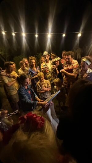 Élodie Varlet Instagram - Un peu de joie dans la morosité ambiante. 
Parce que … 40. 

Fiesta mémorable, même pas mal.

Merci la famille 🫶

Love sur vous. ❤️

#forty #powerflower #birthday #friends #family #happy #dinguerie #luckyme