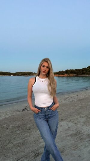 Éloïse Appelle Instagram - Une routine de soin 100% naturelle, sans perturbateur endocrinien et made in France avec @lessecretsdelo 

Ça fait un moment que j’utilise ces produits, j’ai eu un énorme coup de cœur pour cette marque! 
Je voulais une routine de peau clean et saine pour ma peau et mon corps ✨

MA ROUTINE SKINCARE:
-Le sérum: apaise, hydrate, régule l’exès de sébum, redonne jeunesse à la peau et décongestionne le contour de l’œil
-La crème: hydrate avec sa texture fondante non grasse, avec une senteur miel agrumes
L’huile bonne mine: grâce à l’huile de carotte et de noyaux d’abricot cette huile redonne au teint tout son éclat naturel

Vous retrouverez pleins d’autres produits sur leur site, disponible également en pharmacie!
Et en ce moment pour toute commande passer sur leur site, un cadeau vous sera offert 🫶🏼

*collaboration commerciale rémunérée