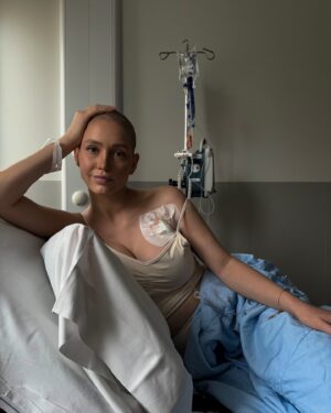 Éloïse Appelle Instagram - Aujourd’hui je réalise petit à petit le chemin parcouru, physiquement mais surtout mentalement. 

Parfois je repense à ces moments où j’ai eu peur, où j’ai été si épuisé que je ne tenais plus sur mes jambes, où je pleurais tellement que rien ne pouvait me consoler, à ces journées entière passer dans mon lit avec mes douleurs invisibles dû à la chimio…
Mais ces moments là m’ont réappris à vivre encore plus fort et à savourer chaque moments de vie, à profiter de l’instant
présent! 

Alors je ne vous le dirais jamais assez mais VIVEZ et soyez HEUREUX, le bonheur ne dépend que de soi même 🤍