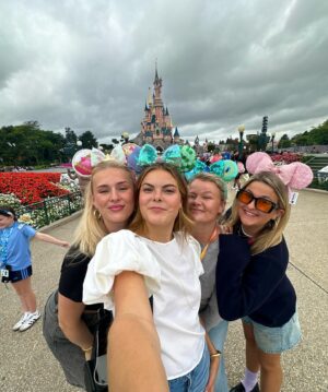 Eloise van Oranje Instagram - bedankt @disneylandparis voor deze uitnodiging bij jullie geweldige park. ik ben dankbaar dat ik ook deze 3 vriendinnen mee mocht nemen, want we hebben het zo leuk gehad samen 🥹 alles van het weekend was perfect, op mijn recente tiktok zie je het meer in detail. in het bijzonder bedankt aan rutger van @disneynl voor de organisatie #uitnodiging