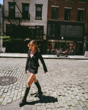 Eloise van Oranje Instagram - deze outfit heb ik denk ik elke avond aan: zwarte top, zwart rokje, zwarte boots - easyyy :)))))

📸 @daanhutting