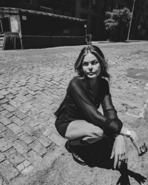 Eloise van Oranje Instagram - deze outfit heb ik denk ik elke avond aan: zwarte top, zwart rokje, zwarte boots - easyyy :)))))

📸 @daanhutting