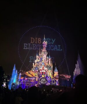 Eloise van Oranje Instagram - bedankt @disneylandparis voor deze uitnodiging bij jullie geweldige park. ik ben dankbaar dat ik ook deze 3 vriendinnen mee mocht nemen, want we hebben het zo leuk gehad samen 🥹 alles van het weekend was perfect, op mijn recente tiktok zie je het meer in detail. in het bijzonder bedankt aan rutger van @disneynl voor de organisatie #uitnodiging
