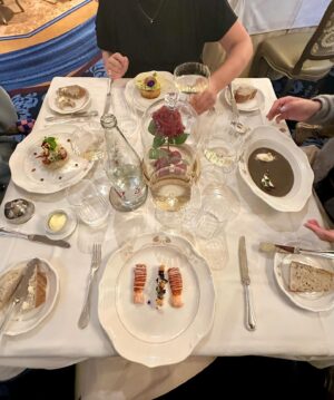 Eloise van Oranje Instagram - bedankt @disneylandparis voor deze uitnodiging bij jullie geweldige park. ik ben dankbaar dat ik ook deze 3 vriendinnen mee mocht nemen, want we hebben het zo leuk gehad samen 🥹 alles van het weekend was perfect, op mijn recente tiktok zie je het meer in detail. in het bijzonder bedankt aan rutger van @disneynl voor de organisatie #uitnodiging
