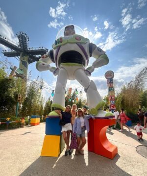Eloise van Oranje Instagram - bedankt @disneylandparis voor deze uitnodiging bij jullie geweldige park. ik ben dankbaar dat ik ook deze 3 vriendinnen mee mocht nemen, want we hebben het zo leuk gehad samen 🥹 alles van het weekend was perfect, op mijn recente tiktok zie je het meer in detail. in het bijzonder bedankt aan rutger van @disneynl voor de organisatie #uitnodiging