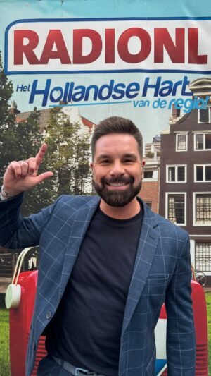 Eloy de Jong Instagram - 🇳🇱Vrijdagavond in Assen voor @radionlfm „We Vieren Het Leven“ gezongen. Het was echt super tof! Enorm bedankt @radionlfm en het toffe publiek. Ik heb nu al zin in de volgende. 14 september in Ridderkerk ben ik weer van de partij ❤️ #wevierenhetleven #radionl #assen #nederlandstaligemuziek #nederlandstalig Video @eloydejong_support