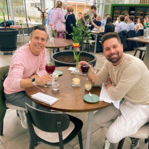 Eloy de Jong Instagram - Am 2. Ostertag genießen Ibo und ich zu zweit. Was macht ihr? 💛🐣 #regenbogenfamilie #brunch #stadsjochies #zweipapas 

Vandaag lekker genieten met z’n tweeën. Wat doen jullie vandaag? 💛🐣
