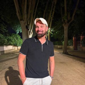 Eloy de Jong Instagram - Alles Liebe wünsche ich euch aus Barcelona. ❤️🇪🇸 #writingcamp #kreativindersonne 

Groetjes uit Barcelona! ❤️🇪🇸 #wevierenhetleven