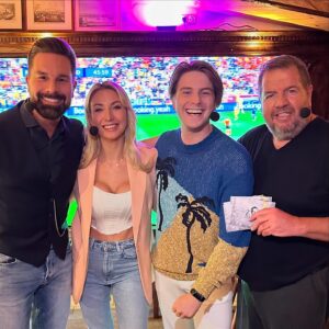 Eloy de Jong Instagram - Die Aufzeichnung von @bembel_und_gebabbel mit @bernd_reisig hat Mega viel Spaß gemacht. Immer wieder schön @vincentgross und @anna.carina.woitschack zu treffen. ❤️ #bembelundgebabbel #vincentgross #annacarinawoitschack #offenearme