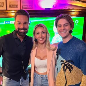 Eloy de Jong Instagram - Die Aufzeichnung von @bembel_und_gebabbel mit @bernd_reisig hat Mega viel Spaß gemacht. Immer wieder schön @vincentgross und @anna.carina.woitschack zu treffen. ❤️ #bembelundgebabbel #vincentgross #annacarinawoitschack #offenearme