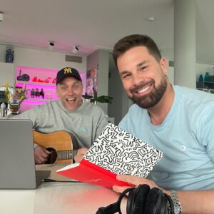Eloy de Jong Instagram - Heute mit meinem Kumpel
.
.
.
@megensniels bei mir zu Hause an neuer Musik gearbeitet. Was habt ihr heute gemacht? ❤️Eloy #schlager #kreativmiteloy 

Vandaag met goede vriend Niels bij mij thuis aan nieuwe muziek gewerkt. Wordt echt tof! Wat hebben jullie vandaag gedaan? ❤️Eloy #wevierensamenhetleven  #nieuwemuziek