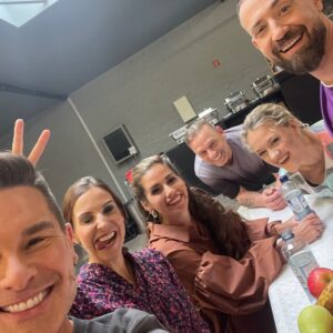 Eloy de Jong Instagram - Morgen ist es endlich so weit!
.
.
.
Das große Promibacken - Osterspezial wird ausgestrahlt. Ich habe es als Backkücken wirklich genossen! Neben dem Spaß am Backen, hatten wir auch mega viel Spaß untereinander. Danke @sarellax3 @lisa_feller_official @sabrinamockenhauptofficial @buergerlarsdietrich_official und @haesslerthomas10 für die tolle Zeit! Schaltet ihr ein? Am Mittwoch um 20:15 Uhr auf @sat.1