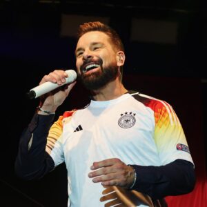 Eloy de Jong Instagram - Aufgrund des schlechten Wetters verzögerte sich mein Auftritt in Ahlen. Danke, dass trotzdem noch so viele Menschen zurückkamen als alles wieder sicher war. ❤️ #schlager #konzert #ahlenerstadtfest #offenearme Bilder @eloydejong_support