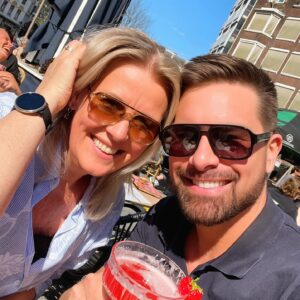 Eloy de Jong Instagram - Gestern die Sonne genossen mit langjähriger Freundin Linda. Die besten Freunde sind nicht die, die du jeden Tag siehst, sondern die, die du in deinen Herzen hast. Wie sieht ihr das? ❤️

Het Goede Doel zong dat vriendschap een pakketje schroot met een dun laagje chroom is. Daar ben ik het toch niet helemaal mee eens. Zonder mijn vrienden had ik niet geweest waar ik nu ben. Zo is het toch? ❤️