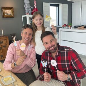 Eloy de Jong Instagram - Meine Familie und ich wünschen dir und deinen Liebsten frohe Ostern und entspannte Feiertage. 💛🐣 #froheostern #familienleben #schlager

Mijn familie en ik wensen jullie een hele fijne Pasen. Geniet van elkaar 💛🐣 #vrolijkpasen #tijdvoorelkaar @lu.mons.3 @mons.ink @junelisacarmesi