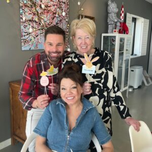 Eloy de Jong Instagram - Meine Familie und ich wünschen dir und deinen Liebsten frohe Ostern und entspannte Feiertage. 💛🐣 #froheostern #familienleben #schlager

Mijn familie en ik wensen jullie een hele fijne Pasen. Geniet van elkaar 💛🐣 #vrolijkpasen #tijdvoorelkaar @lu.mons.3 @mons.ink @junelisacarmesi