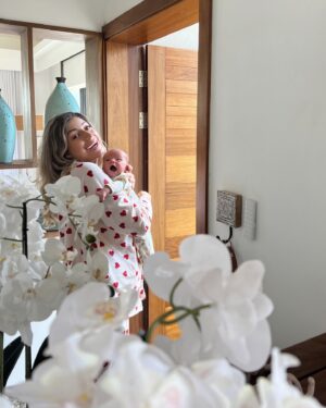 Elsa Dasc Instagram - Bon week-end à tous et surtout bonne fête de la musique !! 🎶❤️💃🏼 Pour nous, la fanfare à la maison nous suffira 😆🥁👶🏼
