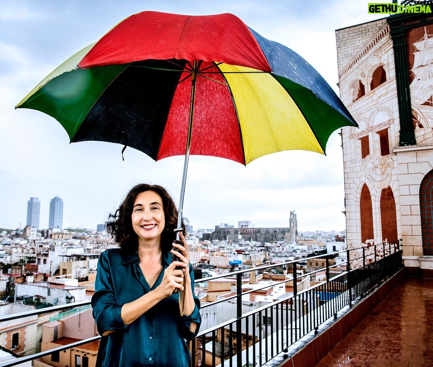 Elsa Punset - 1.5K Likes - ¡Feliz viernes! Esta es la preciosa foto que me hizo Xavier Cervera/La Vanguardia para acompañar la excelente Contra de Víctor Amela hace unos días. Me gusta todo lo que dice la imagen y por esto la comparto aquí 😊👍 #colores #optimismointeligente #fuerteslibresynómadas