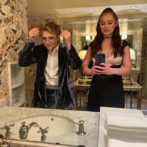 Elsie Fisher Instagram - I had such a special fun night with my favorite people in the whole wide world.
Love u @thesummeriturnedpretty 

EVERYONE SAY THANK YOU @jennyhan 👏👏👏