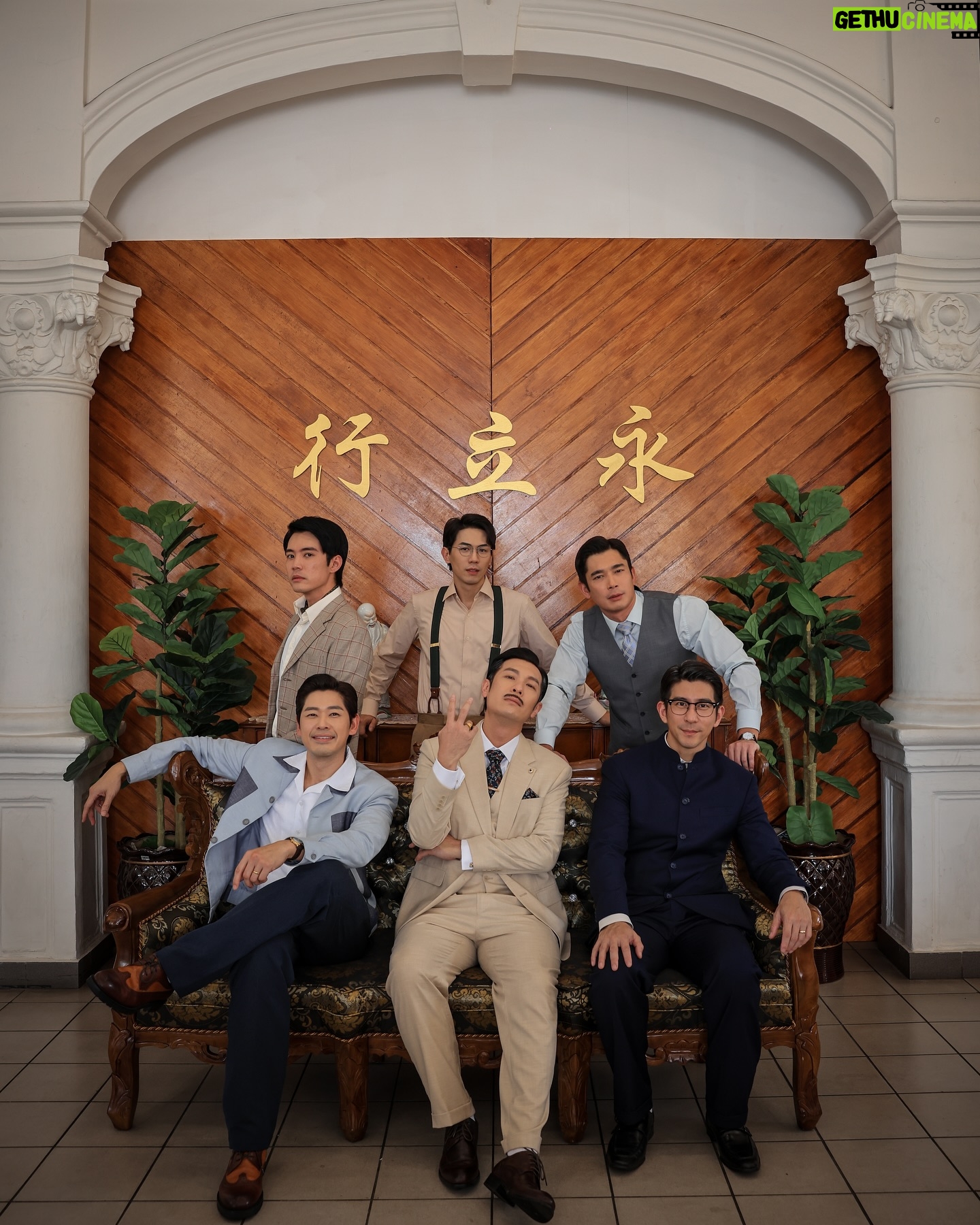 Elvin Ng - 7.8K Likes - 如果我们是警察,需要你和我们回警局协助调查。
你愿意吗?
#小娘惹之翡翠山