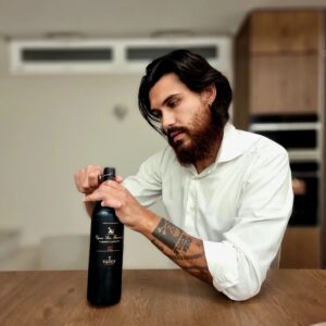 Elvis Esposito Instagram - Bere il vino è un atto di fede...

🍷🍇🏴‍☠️

(|) ---
