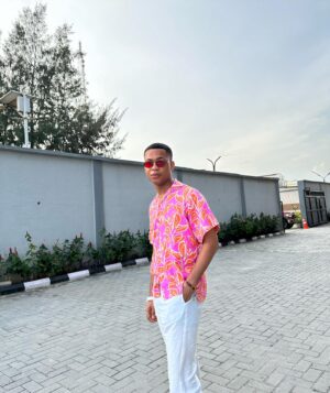Emeka Nwagbaraocha Instagram - “Comfort ye, acomfort ye my people, saith your God… for your warfare is accomplished”. (Isaiah 40:1-2) PP

Happy New month guys.
👕: @noircollectives 

#BoyOnFire