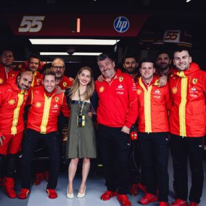 Emilia Clarke Instagram - Welcome to the Ferrari garage, @emilia_clarke! 🙏 

#BritishGP 🇬🇧 #F1