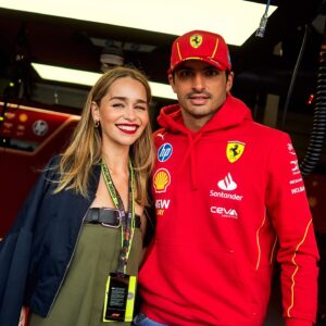 Emilia Clarke Instagram - Welcome to the Ferrari garage, @emilia_clarke! 🙏 

#BritishGP 🇬🇧 #F1
