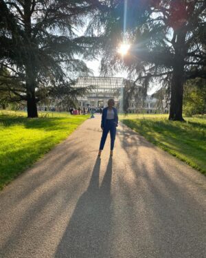 Emilia Fox Instagram - A glorious evening at Kew - basking in the golden hour. Hello summer ☀️🌅☀️
It was great catching up with my fellow ambassadors @KimCattrall and #Konniehuq 
and I learned a lot, as I always do at Kew. This time I found out that if you’re receiving Universal Credit or Pension Credit, you can visit @KewGardens and its wild botanic garden @Wakehurst for just £1 🌸🌿
Since launching this offer in January 2022, over 88,000 visitors have enjoyed a day out in nature with this scheme. The initiative is part of Kew’s commitment to making nature accessible to everyone, as outlined in our/their Manifesto for Change. 🍃

£1 tickets are available to book on the Kew Gardens website. 

#KewGardens #Wakehurst #AccessibleNature #UniversalCredit #PensionCredit #DayOut #NatureLovers #ManifestoForChange

👗 fabulous suit kindly on loan from @TemperleyLondon 
💄fantastic hmu by the gorgeous @lizbeckettmua 
📸 with Kim Cattrall taken by James Gifford Mead - RBG Kew
