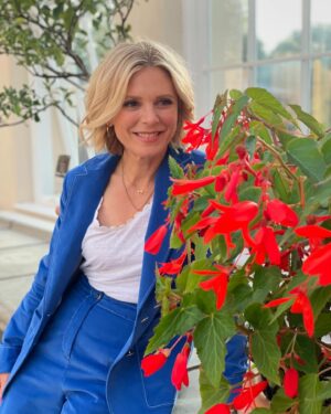 Emilia Fox Instagram - A glorious evening at Kew - basking in the golden hour. Hello summer ☀️🌅☀️
It was great catching up with my fellow ambassadors @KimCattrall and #Konniehuq 
and I learned a lot, as I always do at Kew. This time I found out that if you’re receiving Universal Credit or Pension Credit, you can visit @KewGardens and its wild botanic garden @Wakehurst for just £1 🌸🌿
Since launching this offer in January 2022, over 88,000 visitors have enjoyed a day out in nature with this scheme. The initiative is part of Kew’s commitment to making nature accessible to everyone, as outlined in our/their Manifesto for Change. 🍃

£1 tickets are available to book on the Kew Gardens website. 

#KewGardens #Wakehurst #AccessibleNature #UniversalCredit #PensionCredit #DayOut #NatureLovers #ManifestoForChange

👗 fabulous suit kindly on loan from @TemperleyLondon 
💄fantastic hmu by the gorgeous @lizbeckettmua 
📸 with Kim Cattrall taken by James Gifford Mead - RBG Kew