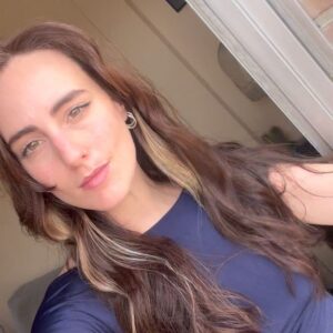 Emilia Lazo Instagram - 🌞

No soy mucho de usar el pelo suelto pero ahora que viene el verano quería darle un poco de vida.
Qué gusto volver al color natural en las manos de @albertocerdan_ac con el servicio de color vegano Vegan Illuminage de @wellaproes. Me encantó el resultado luminoso y súper natural. 🌊