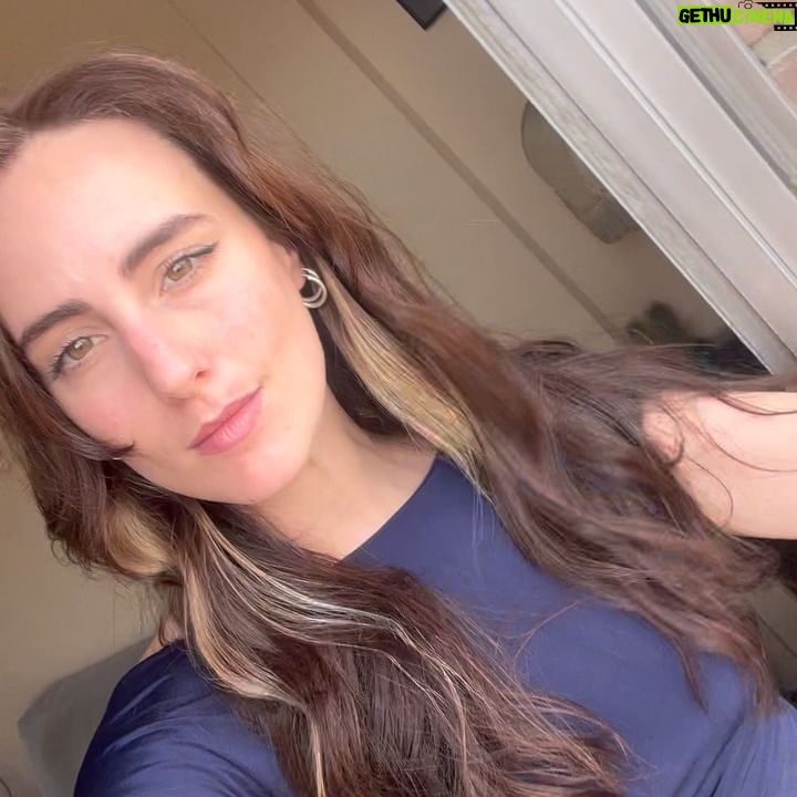 Emilia Lazo - 3K Likes - 🌞
No soy mucho de usar el pelo suelto pero ahora que viene el verano quería darle un poco de vida.
Qué gusto volver al color natural en las manos de @albertocerdan_ac con el servicio de color vegano Vegan Illuminage de @wellaproes. Me encantó el resultado luminoso y súper natural. 🌊