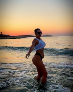 Émilie Nef Naf Instagram - « Un voyage en Grèce, une longue amitié célébrée sous le soleil et le bruit des vagues » 🌊 🌅💙 #greece #amitie