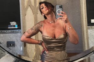 Émilie Nef Naf Instagram - « Soyez reconnaissants envers les gens qui vous rendent heureux, ils sont les jardiniers qui font fleurir votre âme. » Marcel Proust ❤️

Bon ben c’est officiel, il reste plus que moi à marier 🤍😂