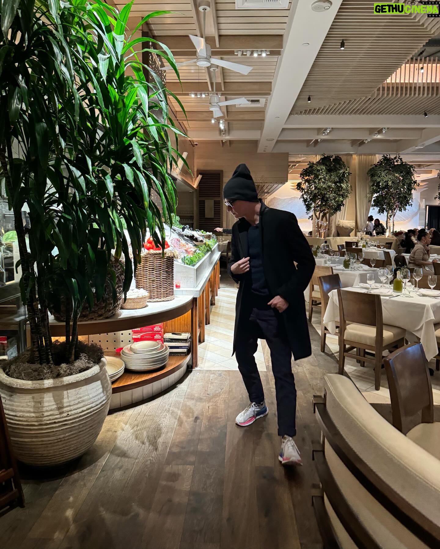 Emilio Insolera - 3 Likes - Giornata piovosa 🌧️ a Los Angeles. Pranzo all #avra. Appuntamento con me stesso.
Rainy 🌧️ day in Los Angeles. Lunch at #avra. Dating with myself.
Dia lluvioso 🌧️ en Los Angeles. Almuerzo al #avra. En una cita conmigo mismo.