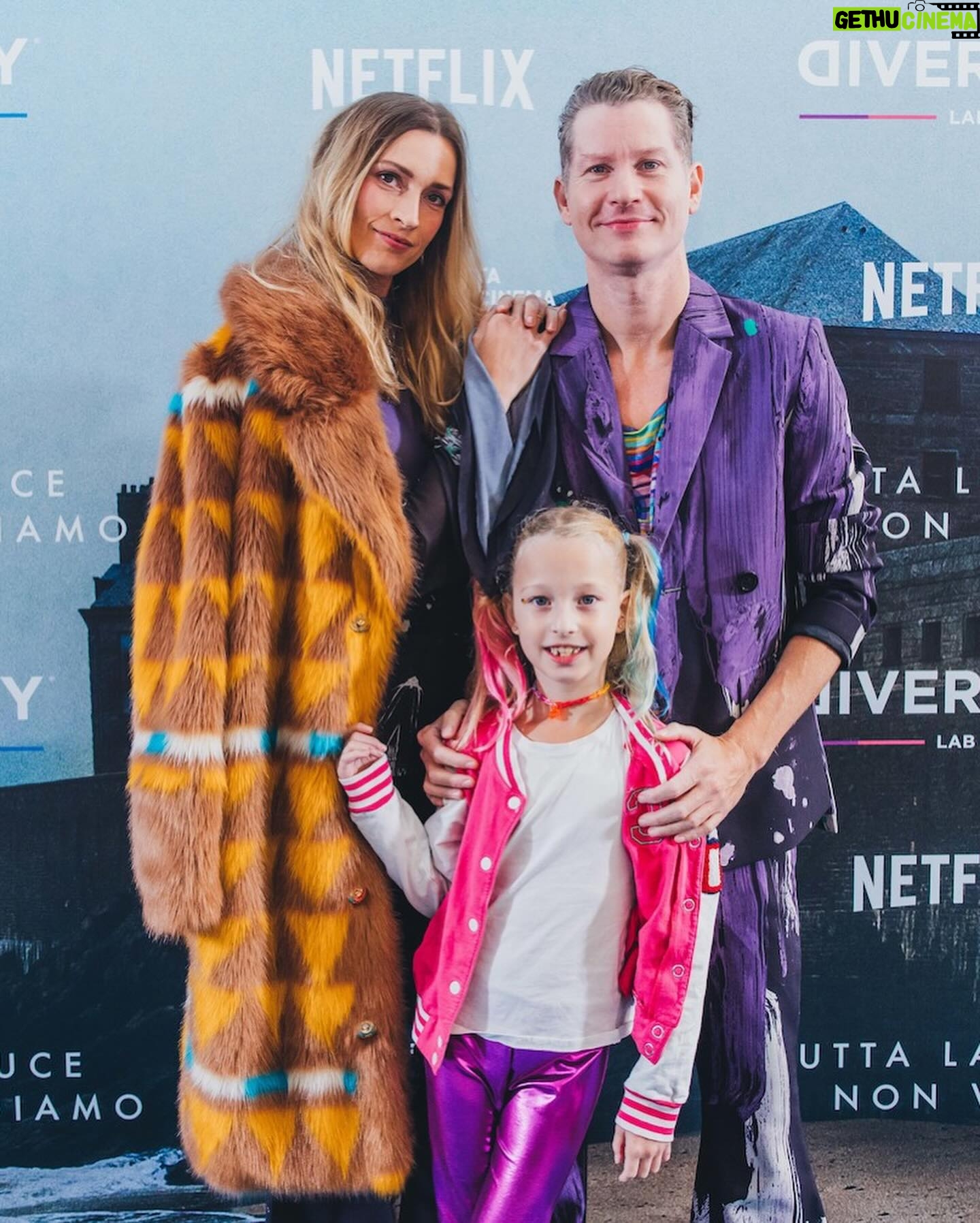 Emilio Insolera - 3 Likes - Complimenti a @netflixit per l'eccellente impegno a garantire l'accessibilità universale, dall'accoglienza degli ospiti con interpreti LIS alla proiezione del film con sottotitoli e audiodescrizioni.
Il segreto del cambiamento è concentrare la tua energia non nel combattere il vecchio, ma nel costruire il nuovo.
@emilioinsolera @carolainsolera @anainsolera @es_pr_communication @e_schmeidler @dhruvkapoor Crediti @virginiabettoja /Netflix