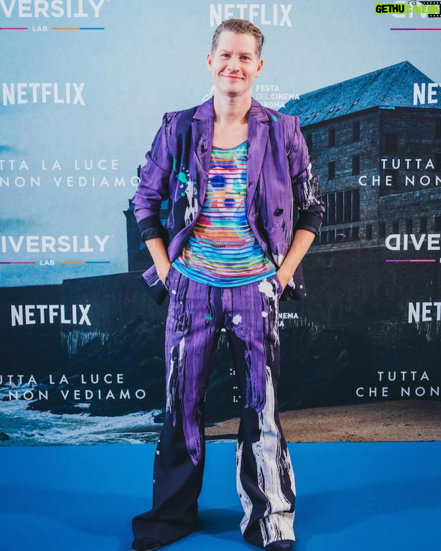 Emilio Insolera - 3 Likes - Complimenti a @netflixit per l'eccellente impegno a garantire l'accessibilità universale, dall'accoglienza degli ospiti con interpreti LIS alla proiezione del film con sottotitoli e audiodescrizioni.
Il segreto del cambiamento è concentrare la tua energia non nel combattere il vecchio, ma nel costruire il nuovo.
@emilioinsolera @carolainsolera @anainsolera @es_pr_communication @e_schmeidler @dhruvkapoor Crediti @virginiabettoja /Netflix