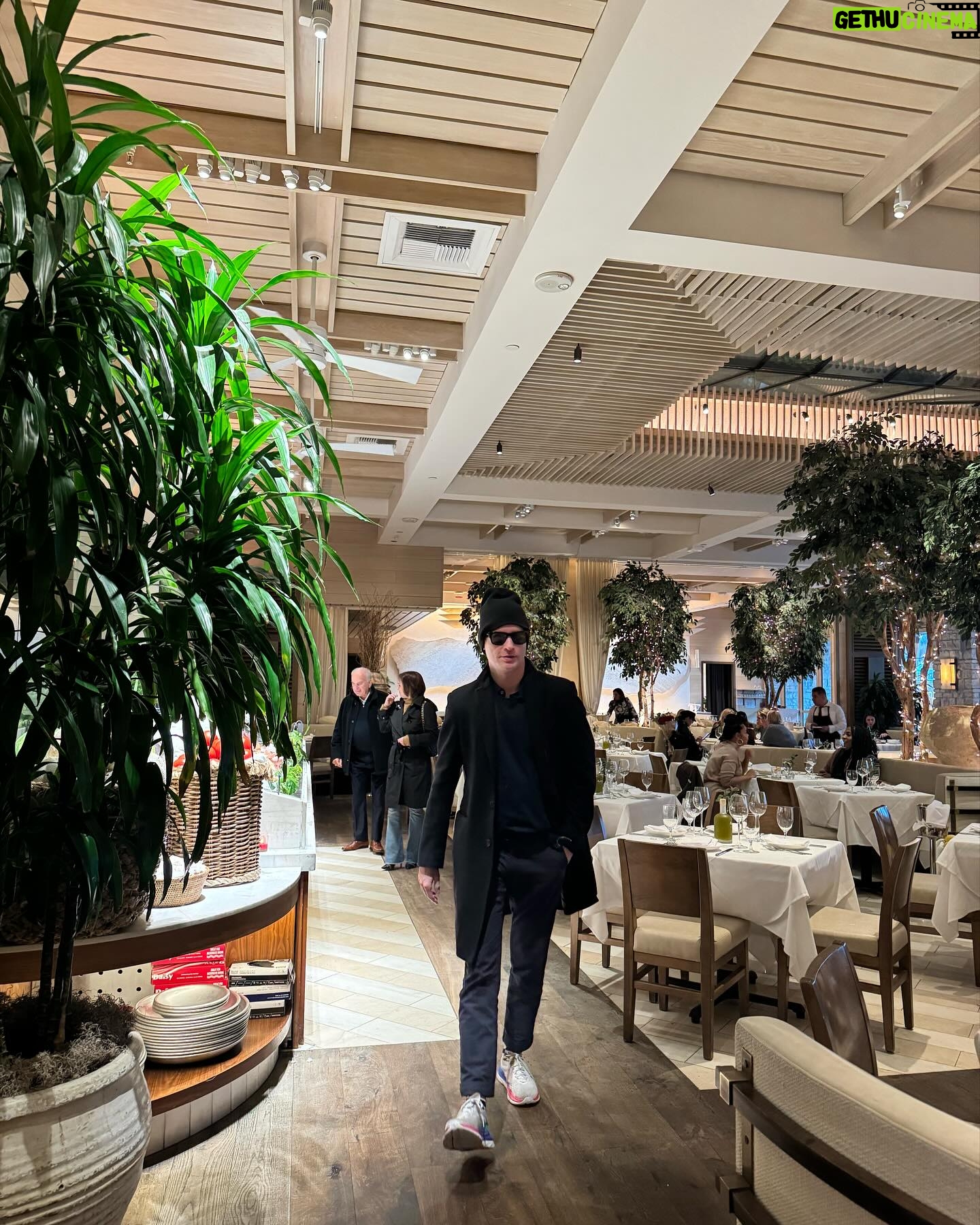 Emilio Insolera - 3 Likes - Giornata piovosa 🌧️ a Los Angeles. Pranzo all #avra. Appuntamento con me stesso.
Rainy 🌧️ day in Los Angeles. Lunch at #avra. Dating with myself.
Dia lluvioso 🌧️ en Los Angeles. Almuerzo al #avra. En una cita conmigo mismo.