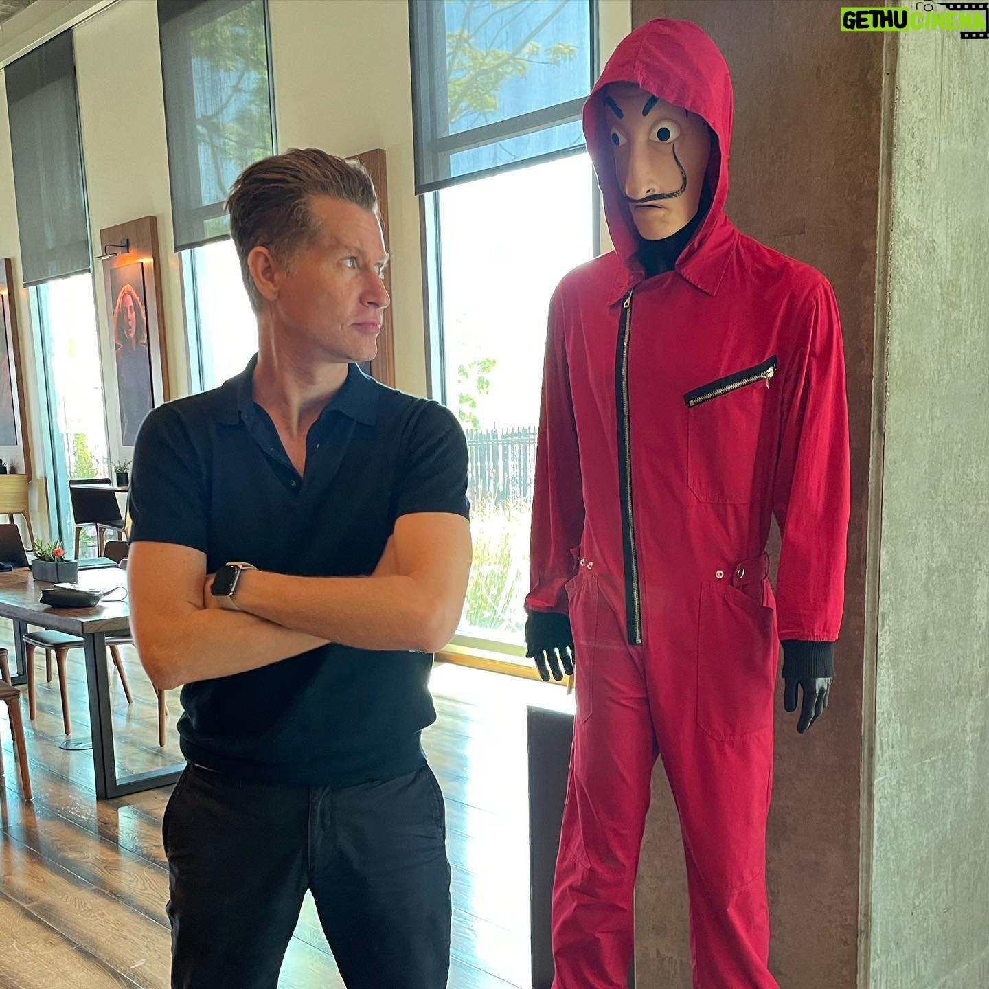Emilio Insolera - 3 Likes - 🇺🇸 Which picture do you prefer: 1st, 2nd, 3rd or 4th? 🇮🇹 Quale di queste foto è la tua preferita: 1, 2, 3,4? 🇦🇷 Cual de estas fotos te gustá mas, 1, 2, 3, 4?
#moneyheist #lacasadepapel #netflix