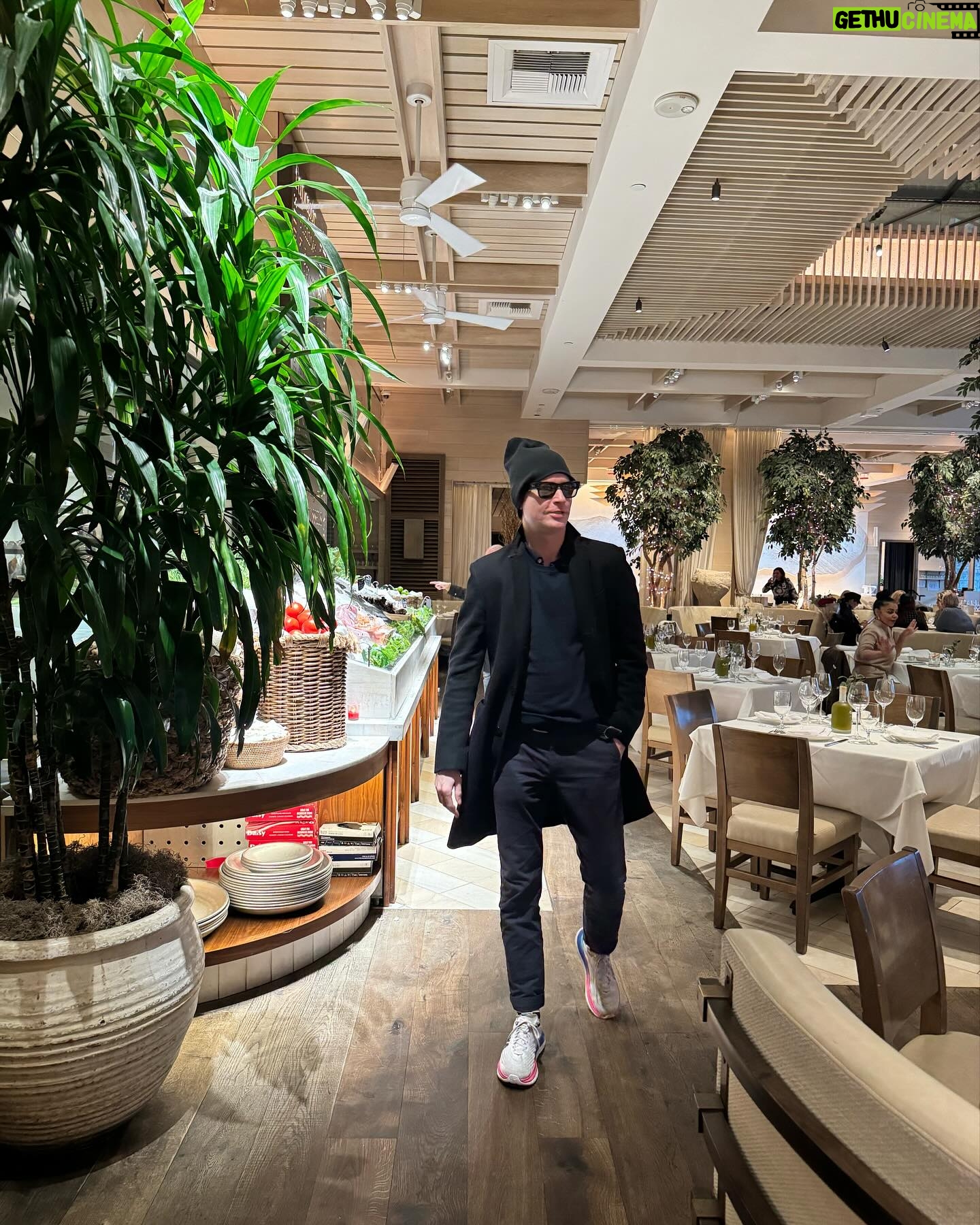 Emilio Insolera - 3 Likes - Giornata piovosa 🌧️ a Los Angeles. Pranzo all #avra. Appuntamento con me stesso.
Rainy 🌧️ day in Los Angeles. Lunch at #avra. Dating with myself.
Dia lluvioso 🌧️ en Los Angeles. Almuerzo al #avra. En una cita conmigo mismo.