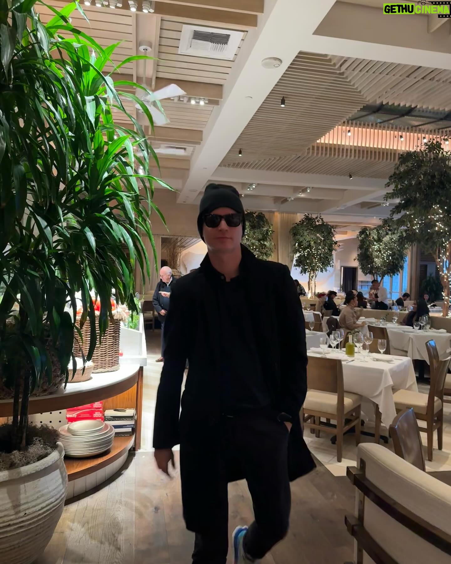 Emilio Insolera - 3 Likes - Giornata piovosa 🌧️ a Los Angeles. Pranzo all #avra. Appuntamento con me stesso.
Rainy 🌧️ day in Los Angeles. Lunch at #avra. Dating with myself.
Dia lluvioso 🌧️ en Los Angeles. Almuerzo al #avra. En una cita conmigo mismo.