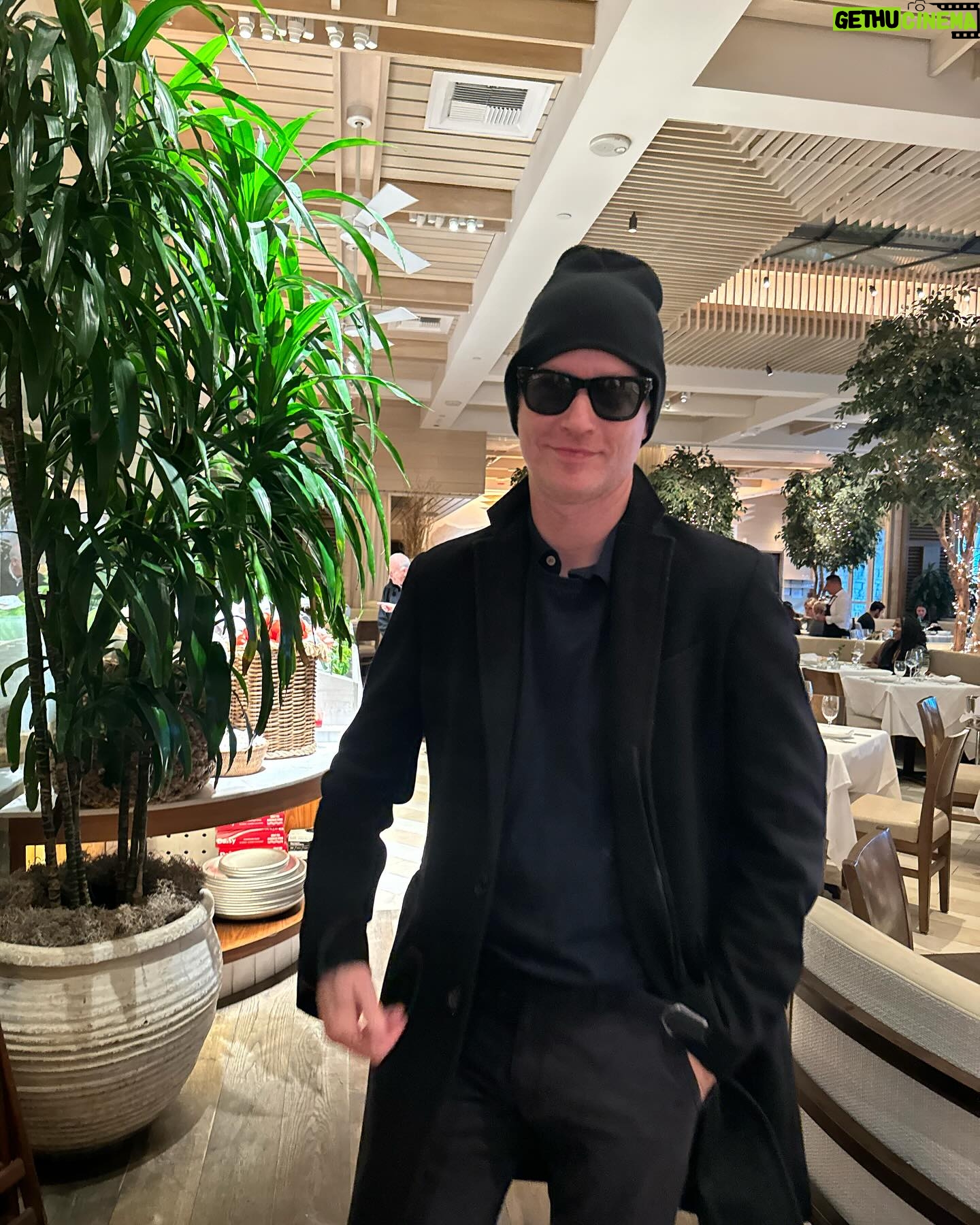 Emilio Insolera - 3 Likes - Giornata piovosa 🌧️ a Los Angeles. Pranzo all #avra. Appuntamento con me stesso.
Rainy 🌧️ day in Los Angeles. Lunch at #avra. Dating with myself.
Dia lluvioso 🌧️ en Los Angeles. Almuerzo al #avra. En una cita conmigo mismo.