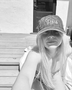 Actress Emily Kinney HD Instagram Photos and Wallpapers July 2024