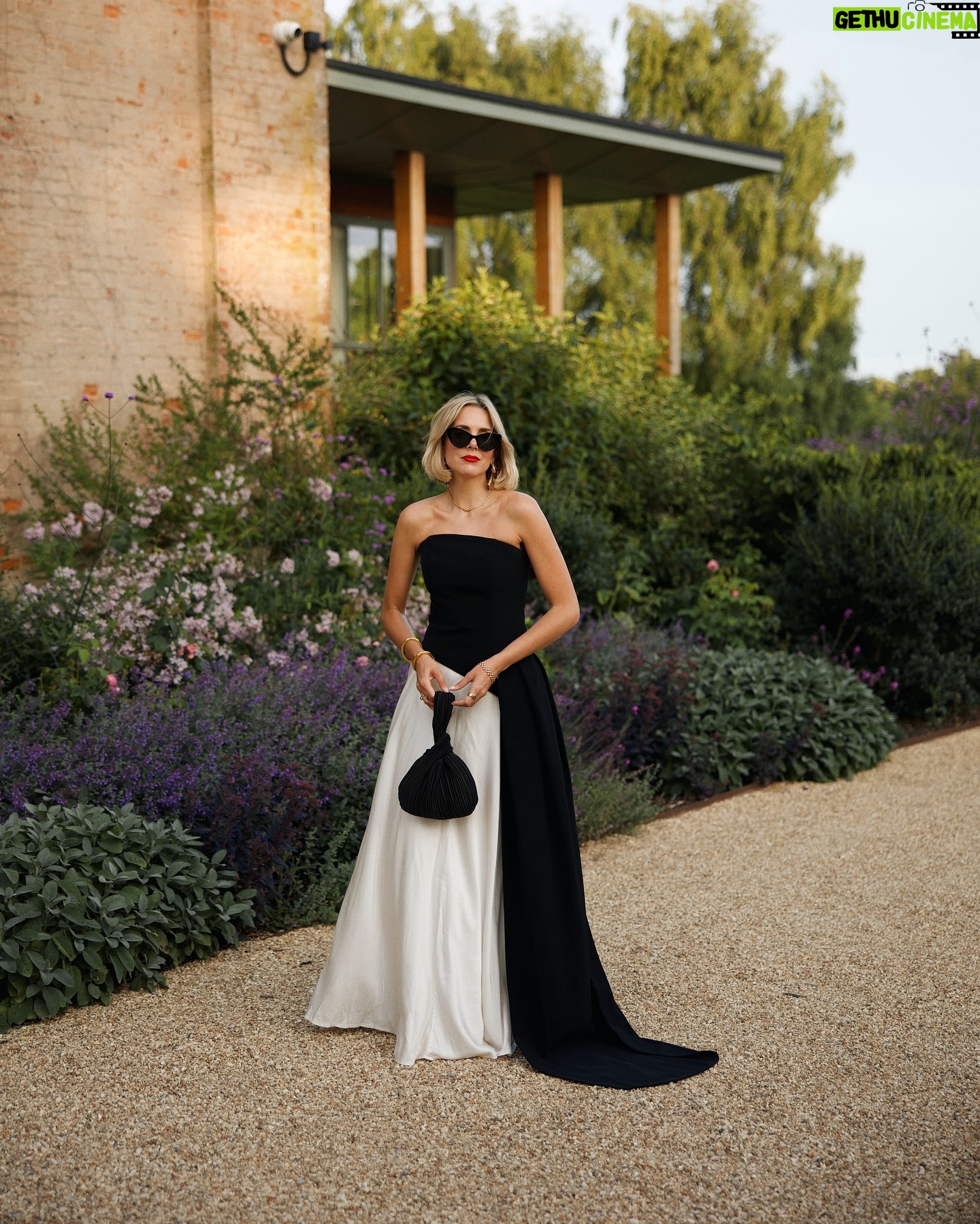 Emily Tierney - 2.2K Likes - Never sure if I suit a red lip but the theme of the evening was ‘live boldly’ so a powerful bold red lip it was! 💋
24 hours in the countryside with @revlon_uk celebrating their partnership with charity @lgfbuk - for the month of July, Revlon is donating £2 from every new Revlon ColorStay Limitless Matte Liquid Lipstick (I’m wearing shade Top Talent) sold in Boots, both in-store and online. 💄 a d / p r
📷 by @clairemenary and @chloelloyd
📍 @retreatelcotpark