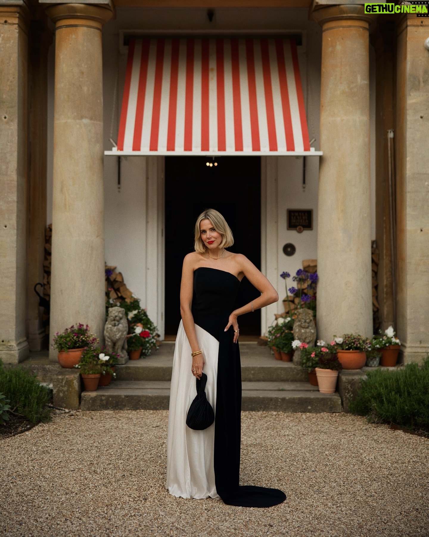 Emily Tierney - 2.2K Likes - Never sure if I suit a red lip but the theme of the evening was ‘live boldly’ so a powerful bold red lip it was! 💋
24 hours in the countryside with @revlon_uk celebrating their partnership with charity @lgfbuk - for the month of July, Revlon is donating £2 from every new Revlon ColorStay Limitless Matte Liquid Lipstick (I’m wearing shade Top Talent) sold in Boots, both in-store and online. 💄 a d / p r
📷 by @clairemenary and @chloelloyd
📍 @retreatelcotpark
