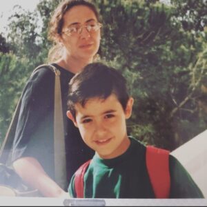 Emir Çubukçu Instagram - #tbt Yıl 1996. İlk kamera önü oyunculuk kursum yeni bitmiş, kesik kesik bakıp ekran karşısındakileri etkilemeye çalışıyorum. Annem de muhtemelen bana acıyor😊
( kurs falan şaka tabii, aman ha! Çocuk çocuktur)
