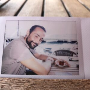 Emir Çubukçu Instagram - çay, bahçesi,deniz,güneş,polaroid, istanbul,ege...