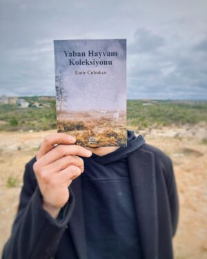 Emir Çubukçu Instagram - İkinci kitap. Yaban Hayvanı Koleksiyonu. Öykü. @iletisimyayin 

♦️Güzel şeylerin ilginç zamanlarda olmak gibi bir özelliği var. Kitabın hikâyesi uzun, kendisi kısa. Hakkında söyleyebileceklerim de öyle. Cuma günü raflarda.